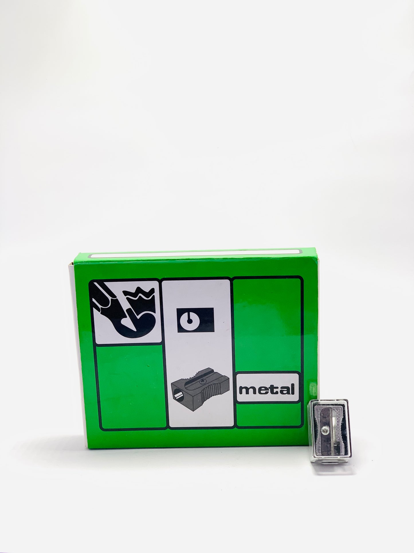 مبراة معدنية بغطاء واحد