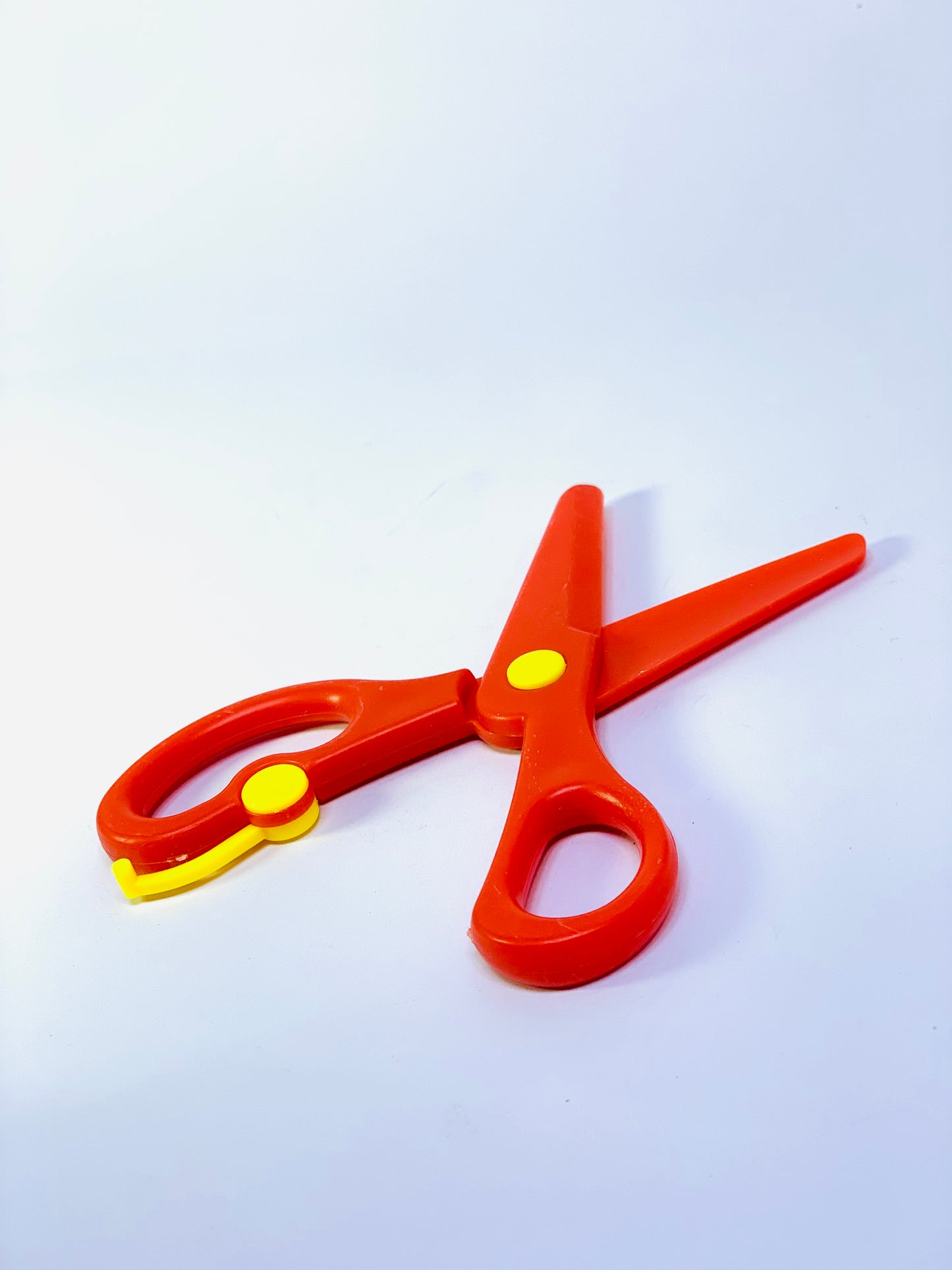 PLASTIC SCISSOR RED
