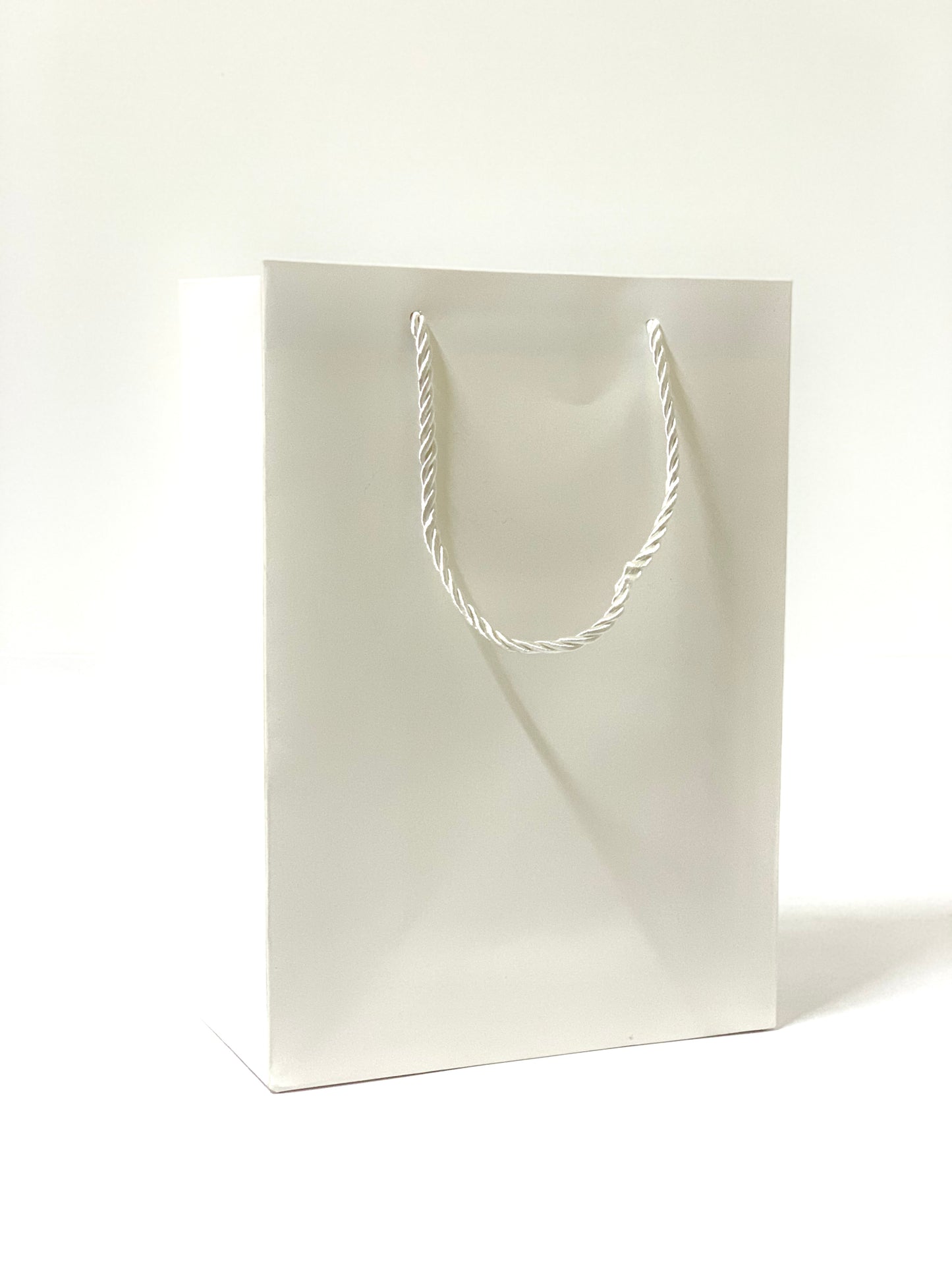 حقيبة هدايا بيضاء 19 سم × 20 سم