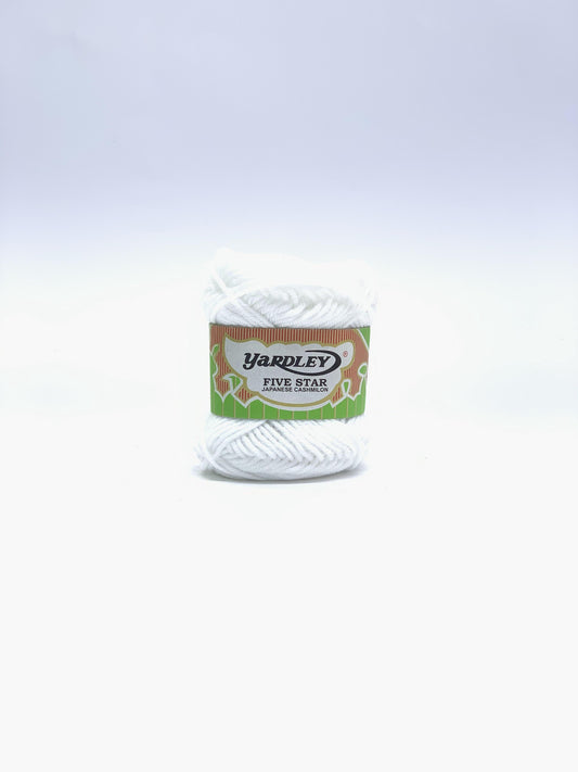 غزل الحياكة اليدوية باللون الأبيض