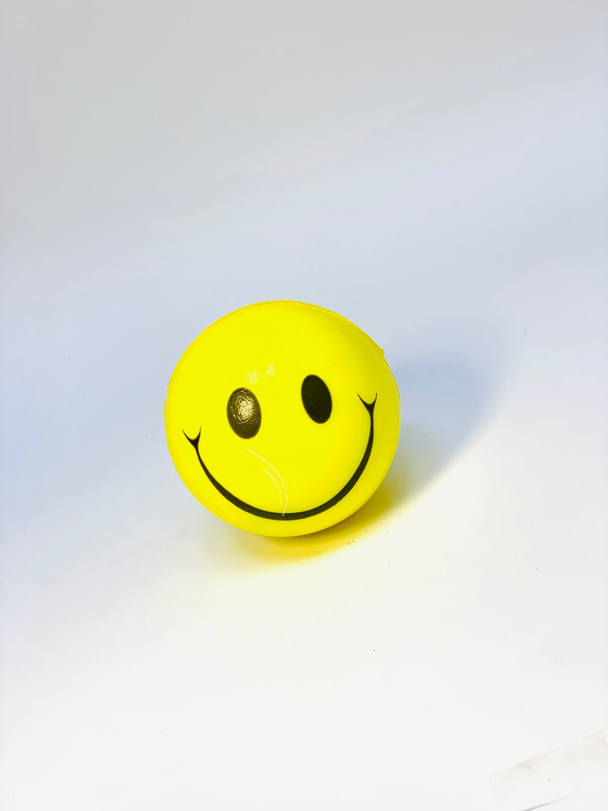 كرة إسفنجية بتصميم وجه مبتسم 